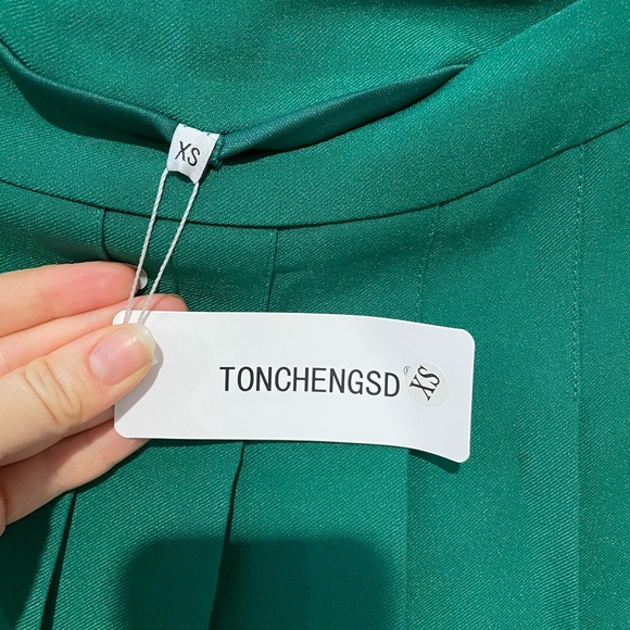 Women’s green pleated skirt. Size xs. Tonchengsd mini skirt NWT - Picture 3 of 4